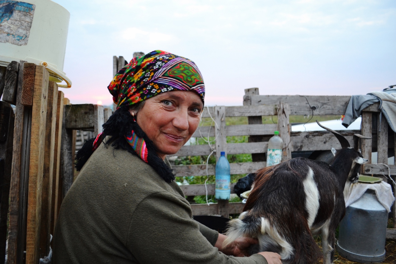 Anita et sa chèvre (Roumanie)