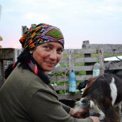 Anita et sa chèvre (Roumanie)