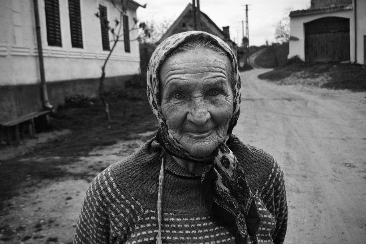 Vieille femme du chemin (Roumanie)