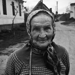 Vieille femme du chemin (Roumanie)